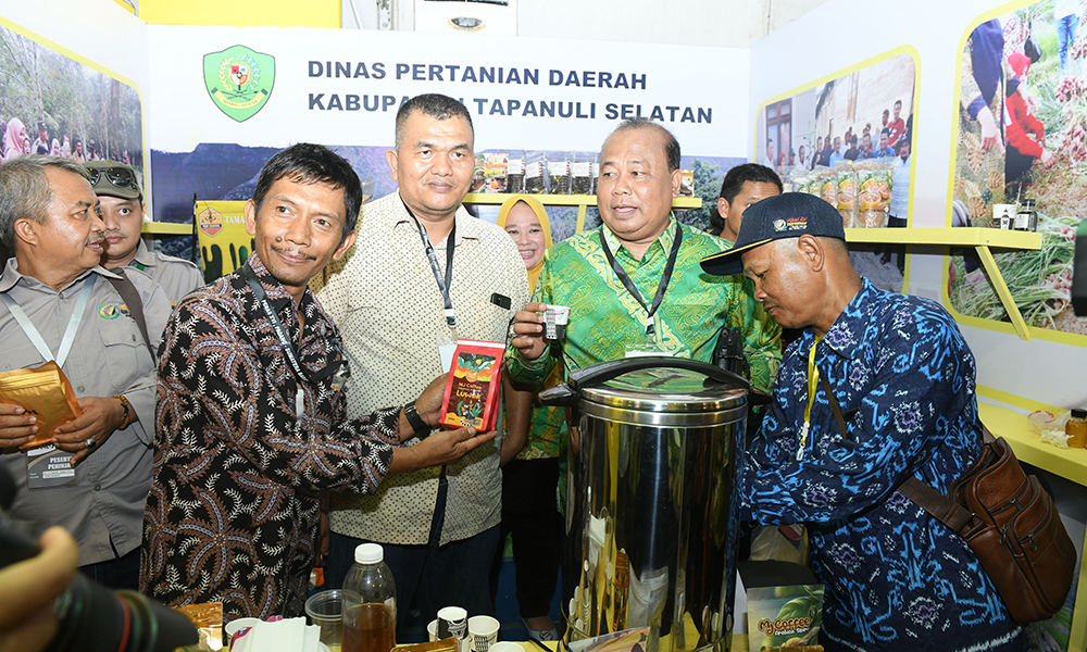 Pengunjung Penas Xvi Serbu Kopi Seduh Dan Hasil Budidaya Kurma Dari