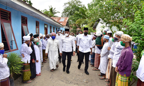 Kunker ke Pesantren, Gubernur Edy Bagikan Ribuan Masker dan Ratusan sembako